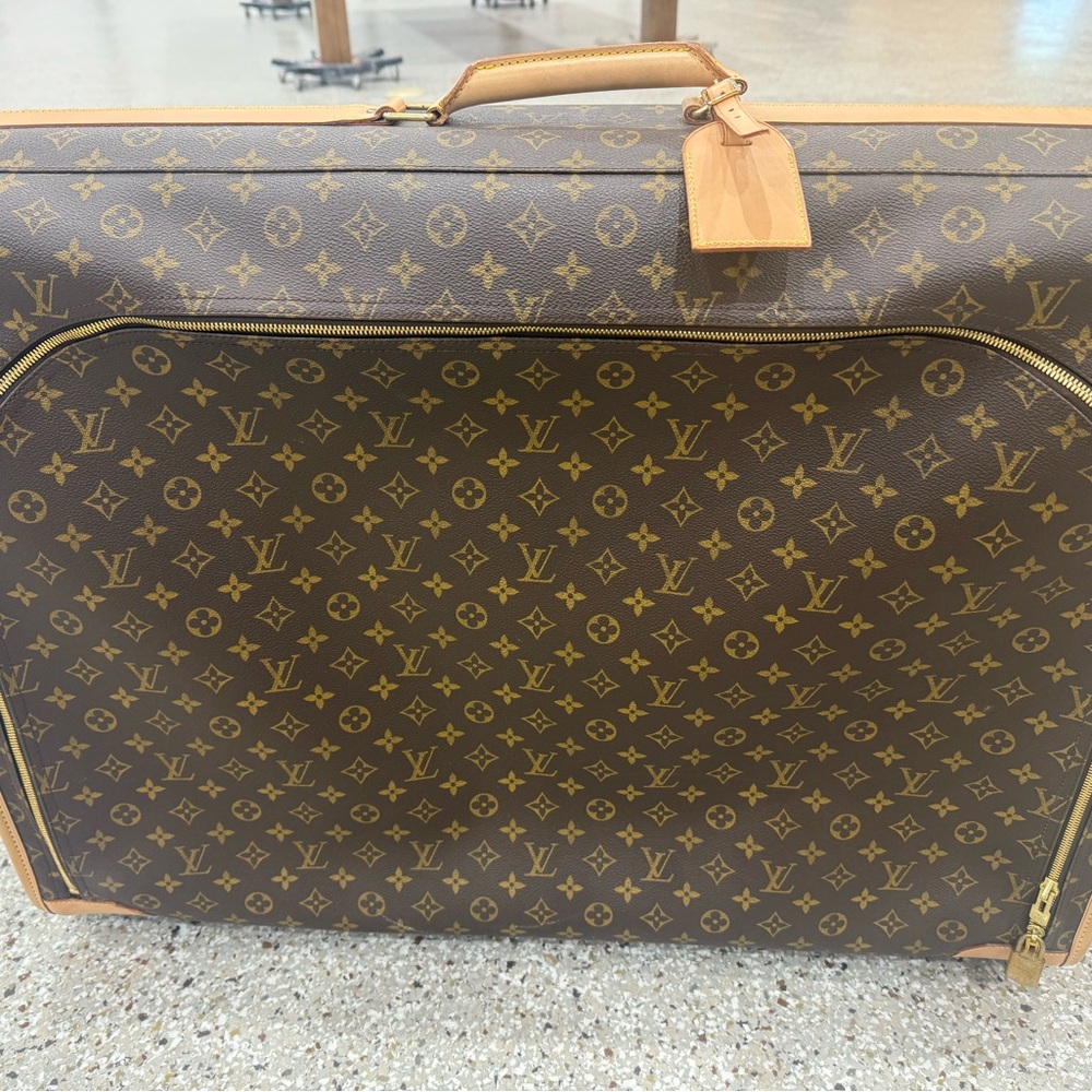 Louis Vuitton Pullman 29x22x9.5 NEVER USED
